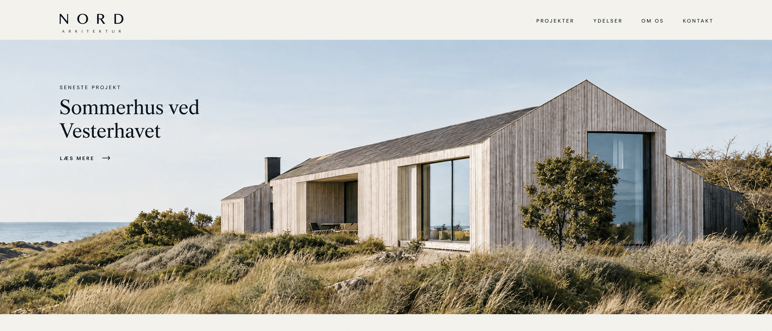 Forsiden af Nord Arkitektur, en hjemmeside bygget af Webkoden, med et foto af et moderne sommerhus ved Vesterhavet